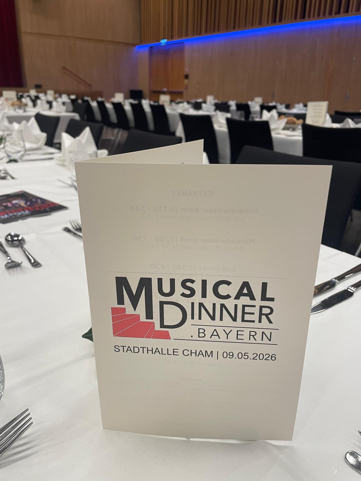 Gedeckter Tisch mit Musicaldinner-Menükarte