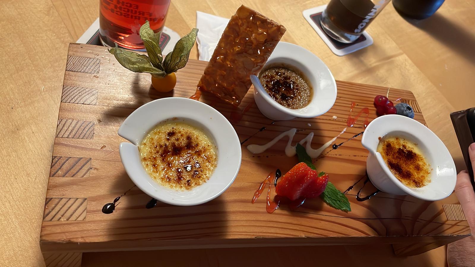 Dessertvariation mit Früchten und kleinen Cremes