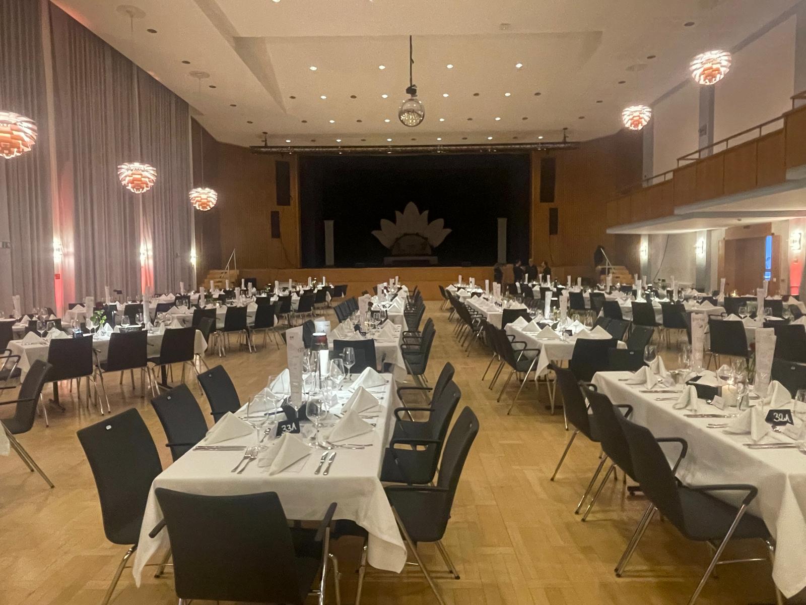Für ein Musicaldinner eingedeckter Saal in Bad Aibling